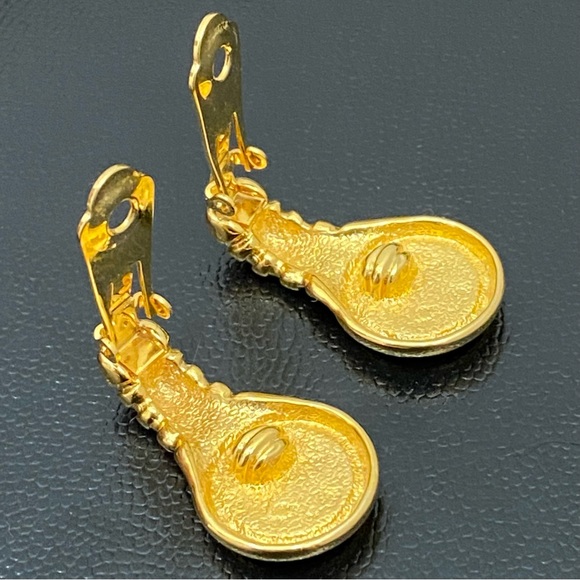 Vintage Unsigned Gold-Tone Roman Coin Clip On Earrings - Picture 6 of 13